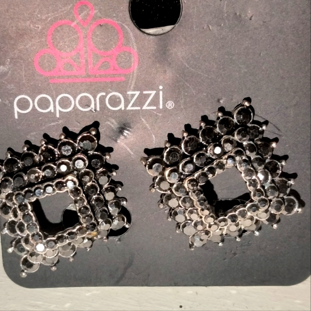🚨3-D clip on earrings